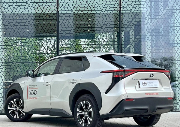Toyota bZ4X cena 209900 przebieg: 2401, rok produkcji 2023 z Kłobuck małe 596
